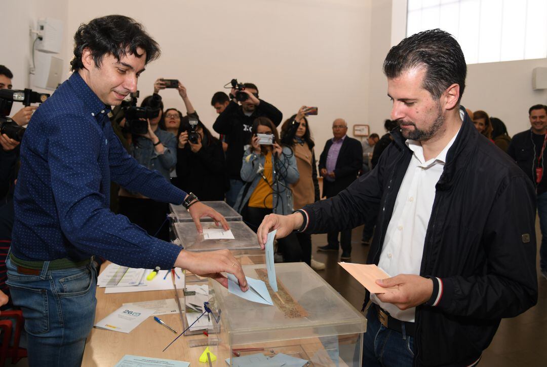 El candidato a la presidencia de la Junta de Castilla y León por el PSOE, Luis Tudanca, acude a votar en la capital burgalesa