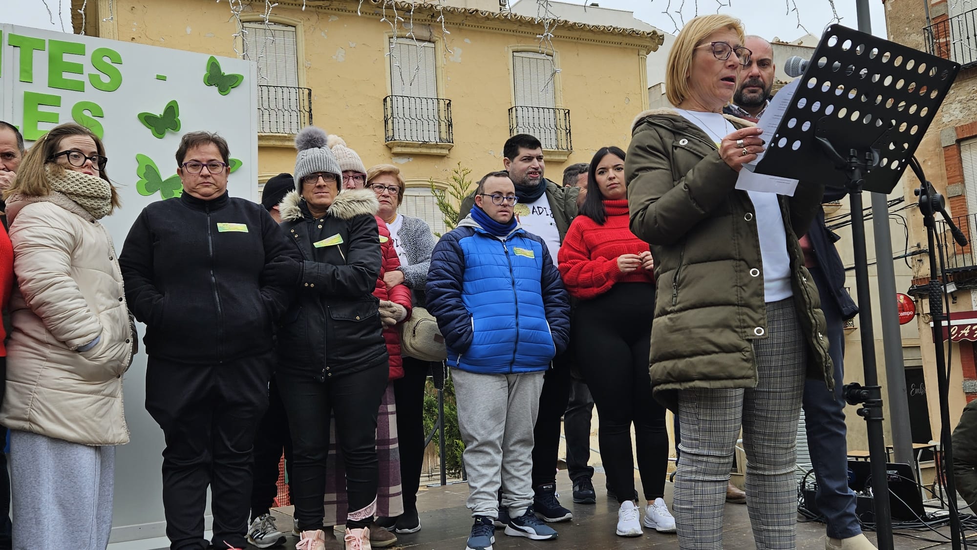 La presidenta de ADIJ Jódar, Margarita Hidalgo, lee el manifiesto en presencia de usuarios/as de la asociación