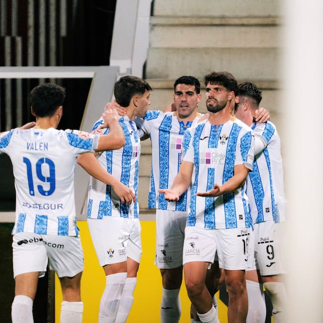Jugadores del CF Talavera celebran tras ponerse por delante