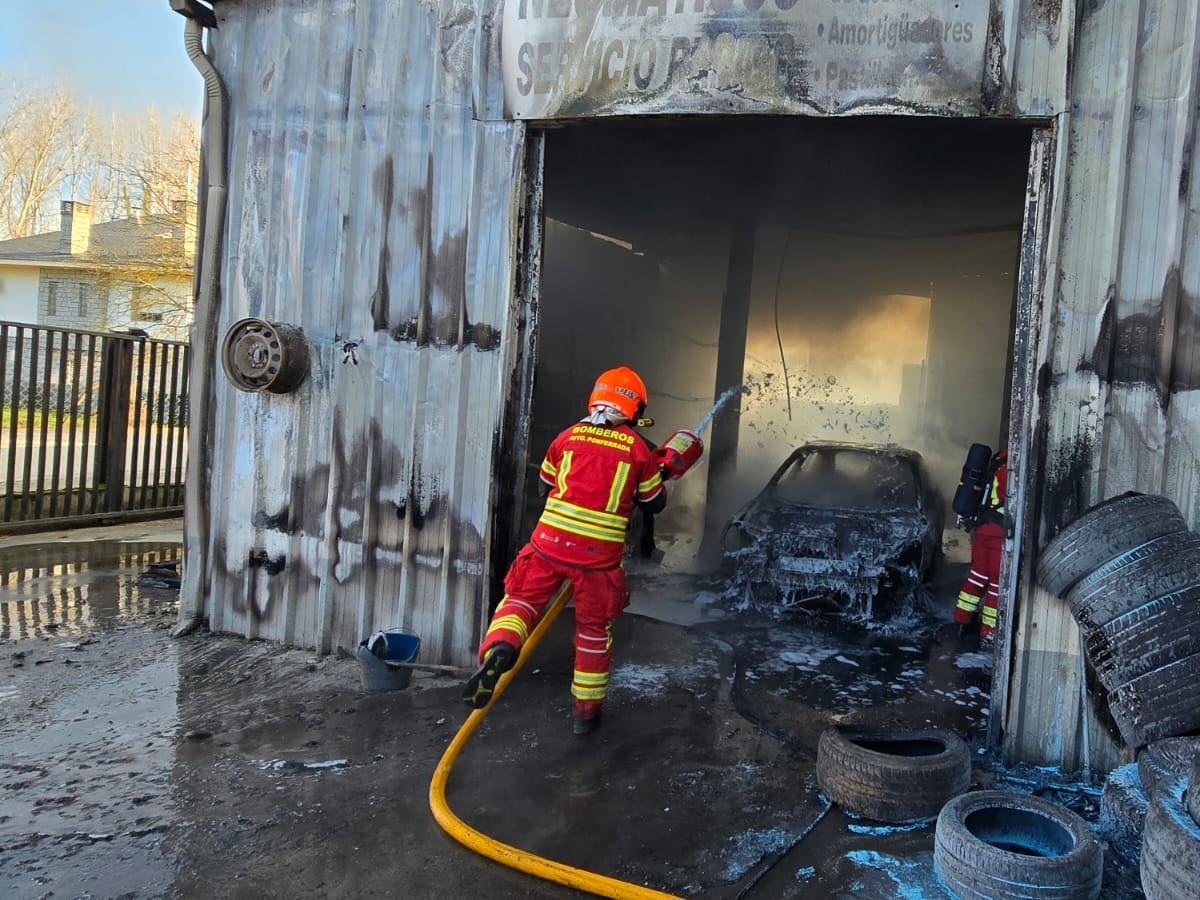 Trasladado con quemaduras de segundo grado en las manos un operario del taller "Veny" de Dehesas a causa de un incendio declarado en una nave anexa