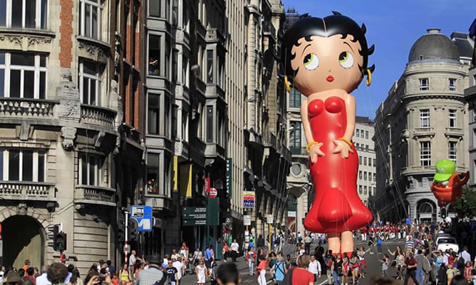 Un globo gigante de Betty Boop en las calles de Bruselas