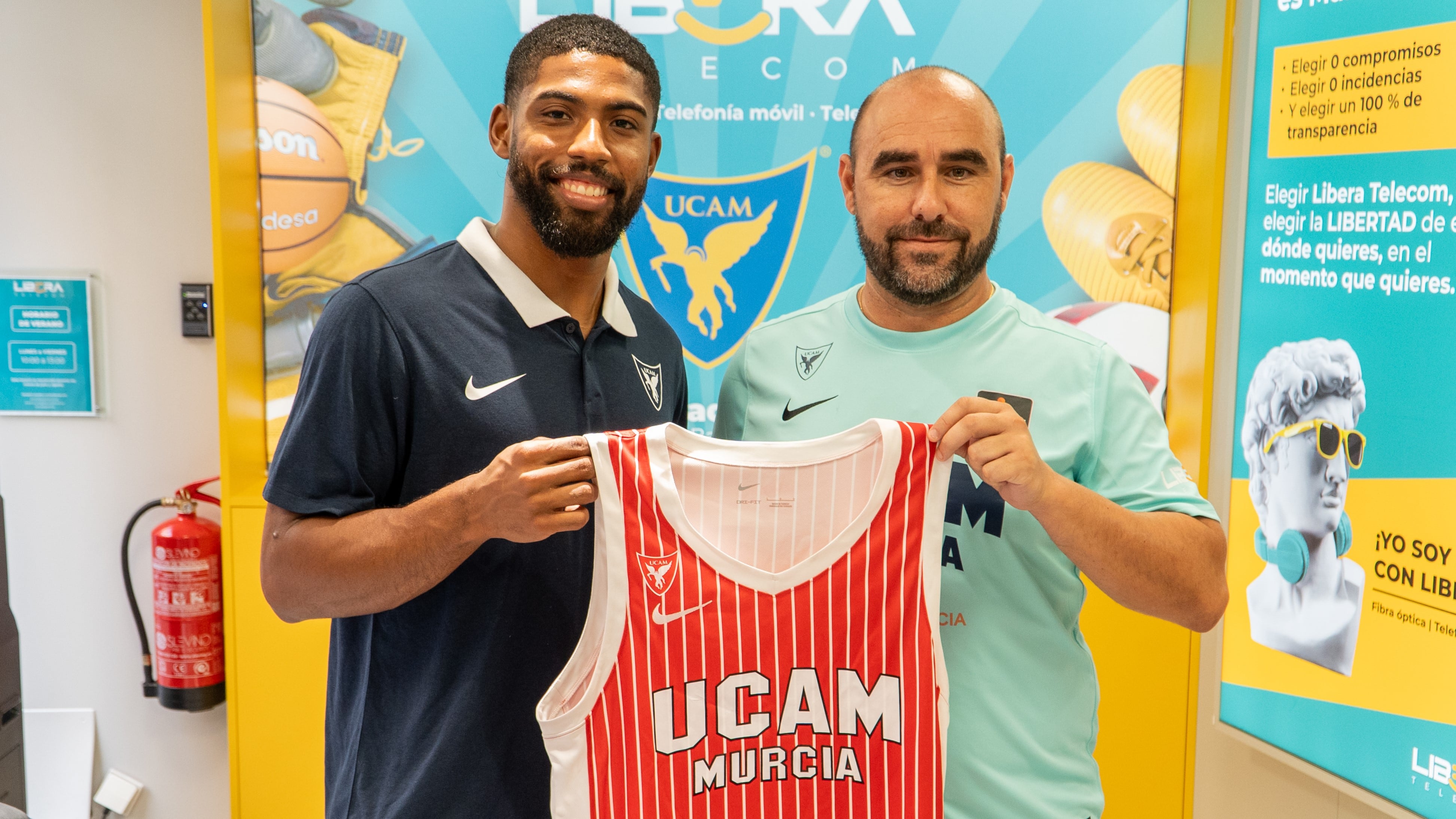 DeJulius en su presentación con el UCAM Murcia junto a Mariano Martínez, propietario de Libera Telecom