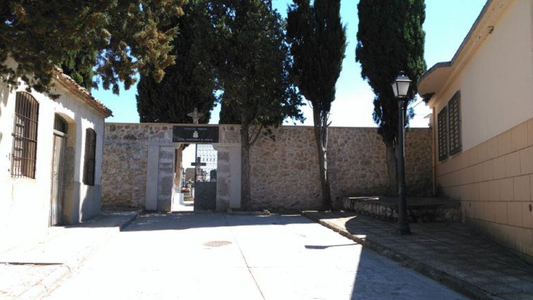 Entrada del cementerio de la villa