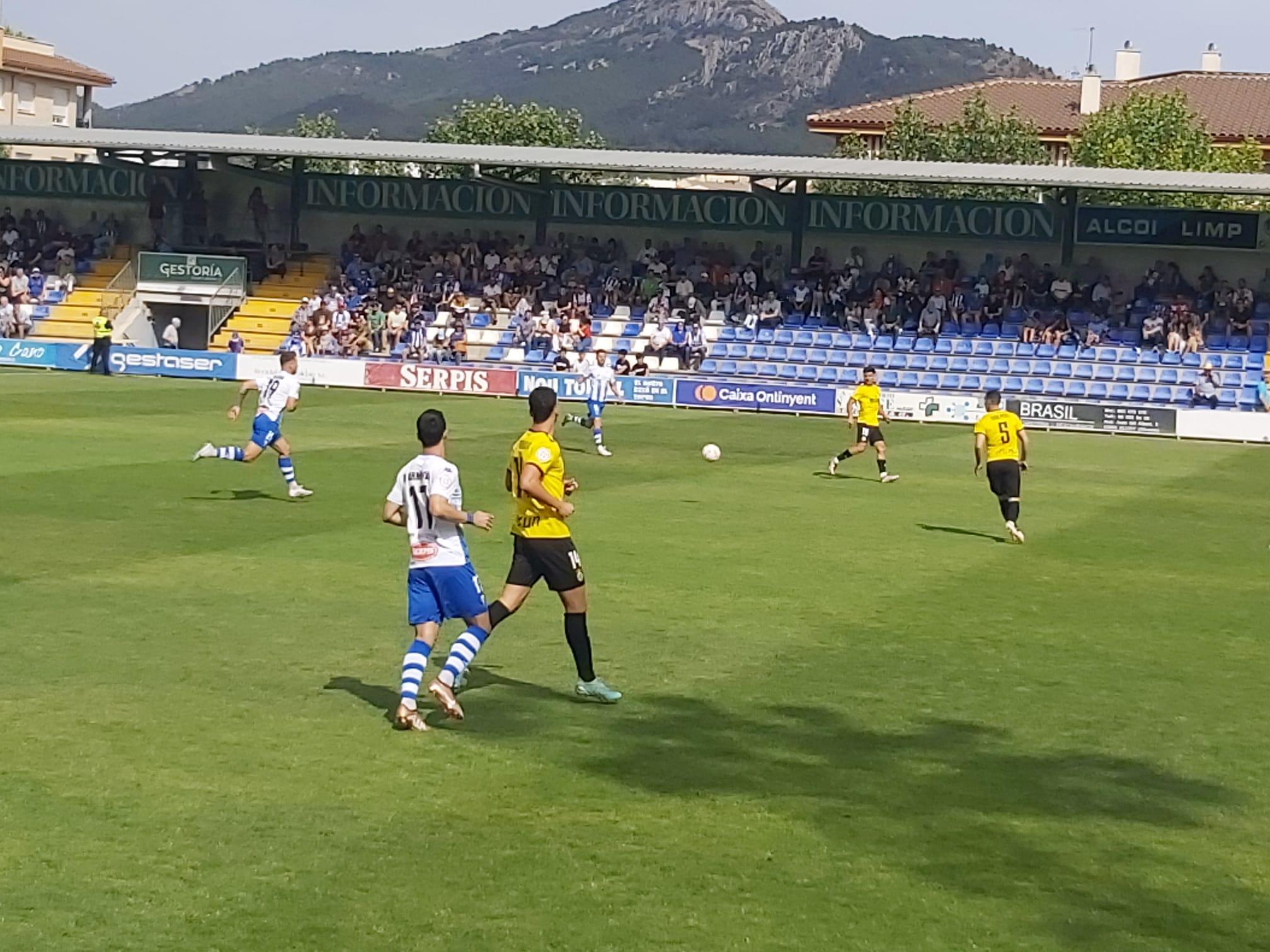 Instante del partido entre el CD Alcoyano y el Real Unión de Irún, que visitaba El Collao por vez primera en su historia