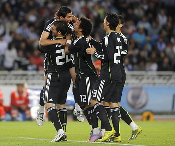 El argentino celebra con sus compañeros el Real Sociedad 0 - Real Madrid 1