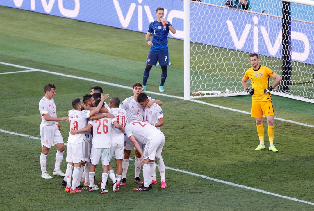 Los jugadores de España celebran el quinto gol ante Eslovenia.