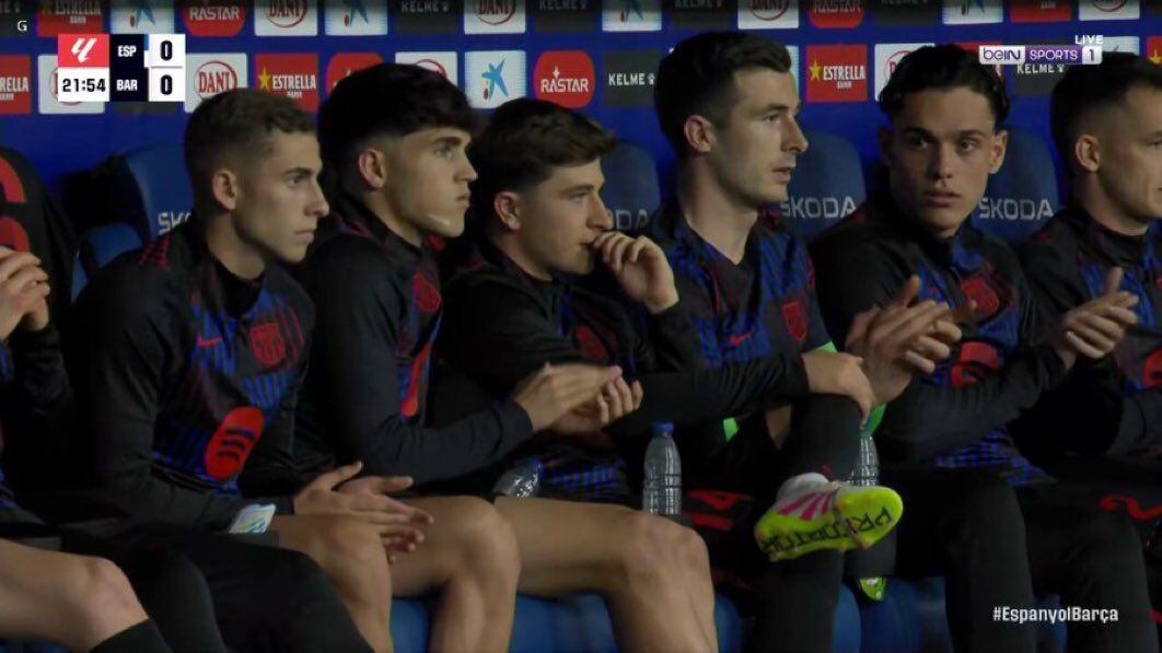 Pau Cubarsí aplaudiendo durante el minuto en homenaje a Dani Jarque en el partido de LaLiga EA Sports entre el Espanyol-FC Barcelona.