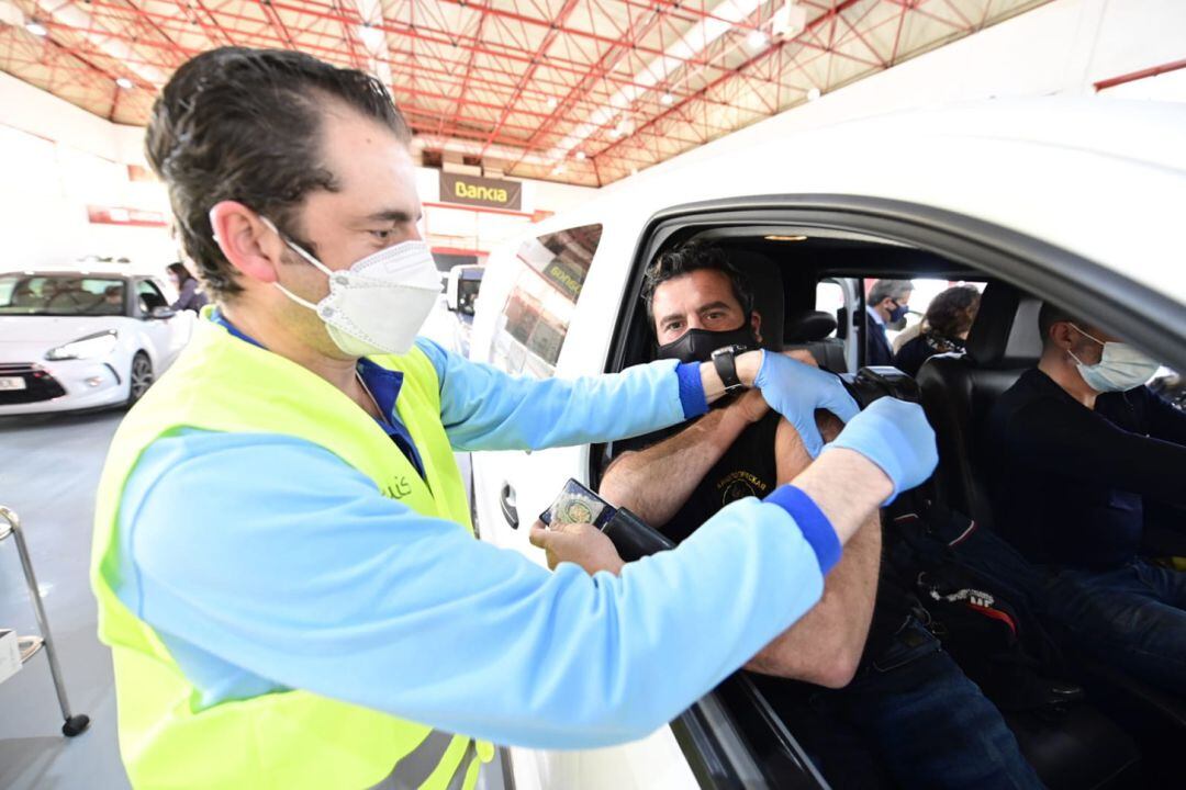 Vacunación contra la covid de agentes de la Policía Local de Granada en las instalaciones de la Feria de Muestras de Armilla (Fermasa)