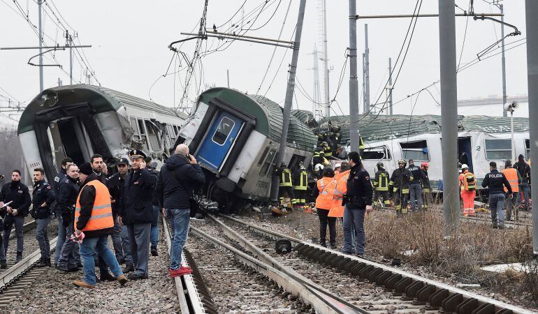 Fotogalería | Dos muertos y decenas de heridos al descarrilar un tren en Milán