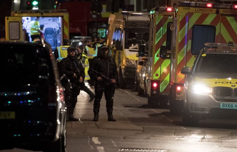 Unidades policiales en el puente de Londres