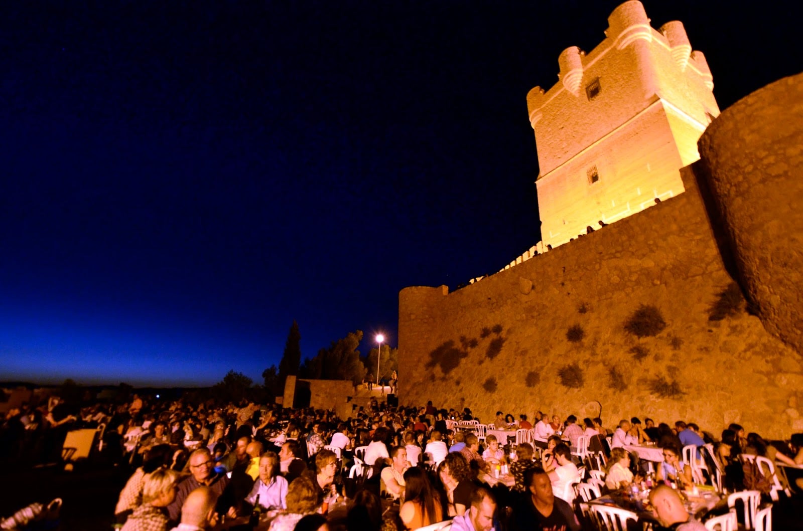 cena en el castillo. Archivo. Foto Villena Cuentame