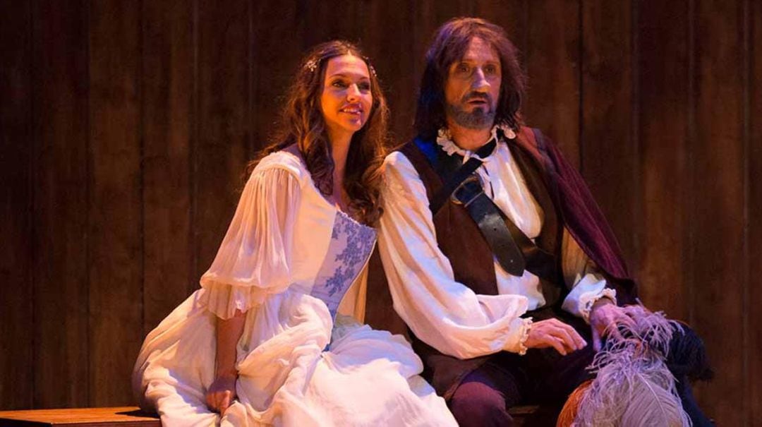 Ana Ruiz y José Luis Gil en una de las escenas de &quot;Cyrano de Bergerac&quot;