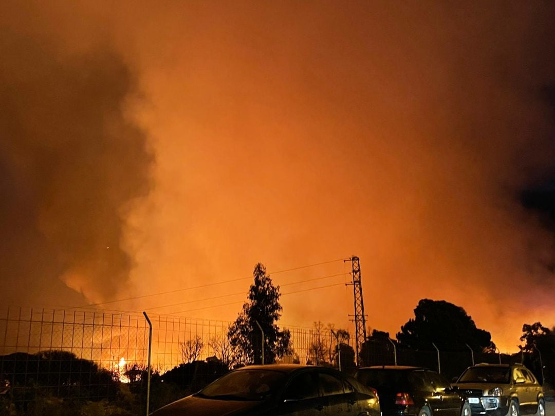 Fuego en el asentamiento chabolista en Palos de la Frontera