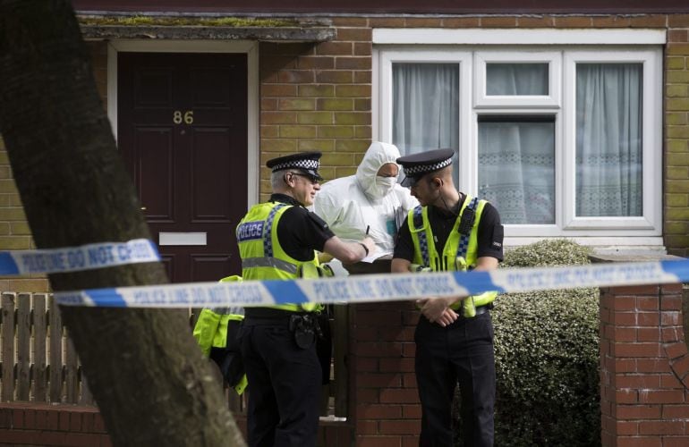 Agentes de la policía hacen un registro en la casa del sospechoso del asesinato de la diputada laborista Joe Cox, Tommy Mair en Birstall, al norte de Inglaterra. 