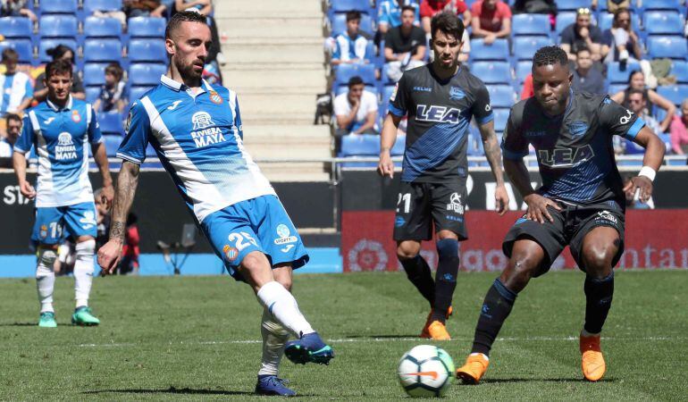 Darder y Wakaso Mubarak pelean una pelota en Cornellà