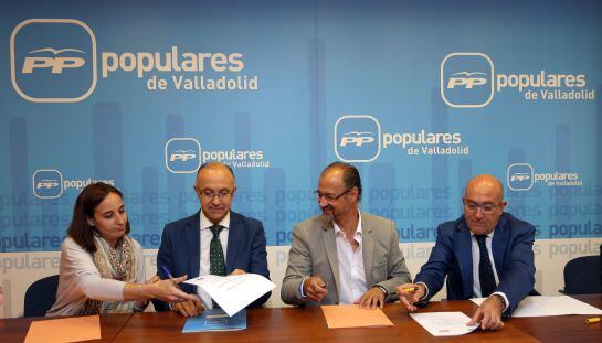 Pilar Vicente, Ramiro Ruiz Medrano, Luís Fuentes y Jesús Julio Carnero en la firma de sendos documentos en la sede del PP (Agencia Ical)