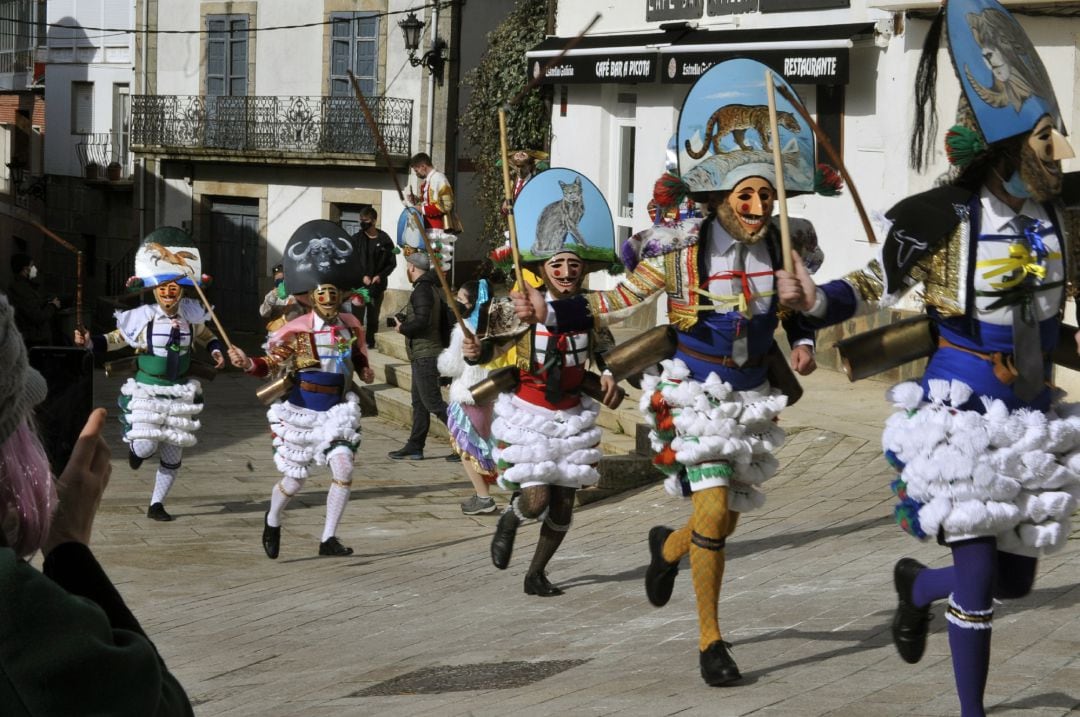 Los peliqueiros de Laza aparecieron a la salida de misa