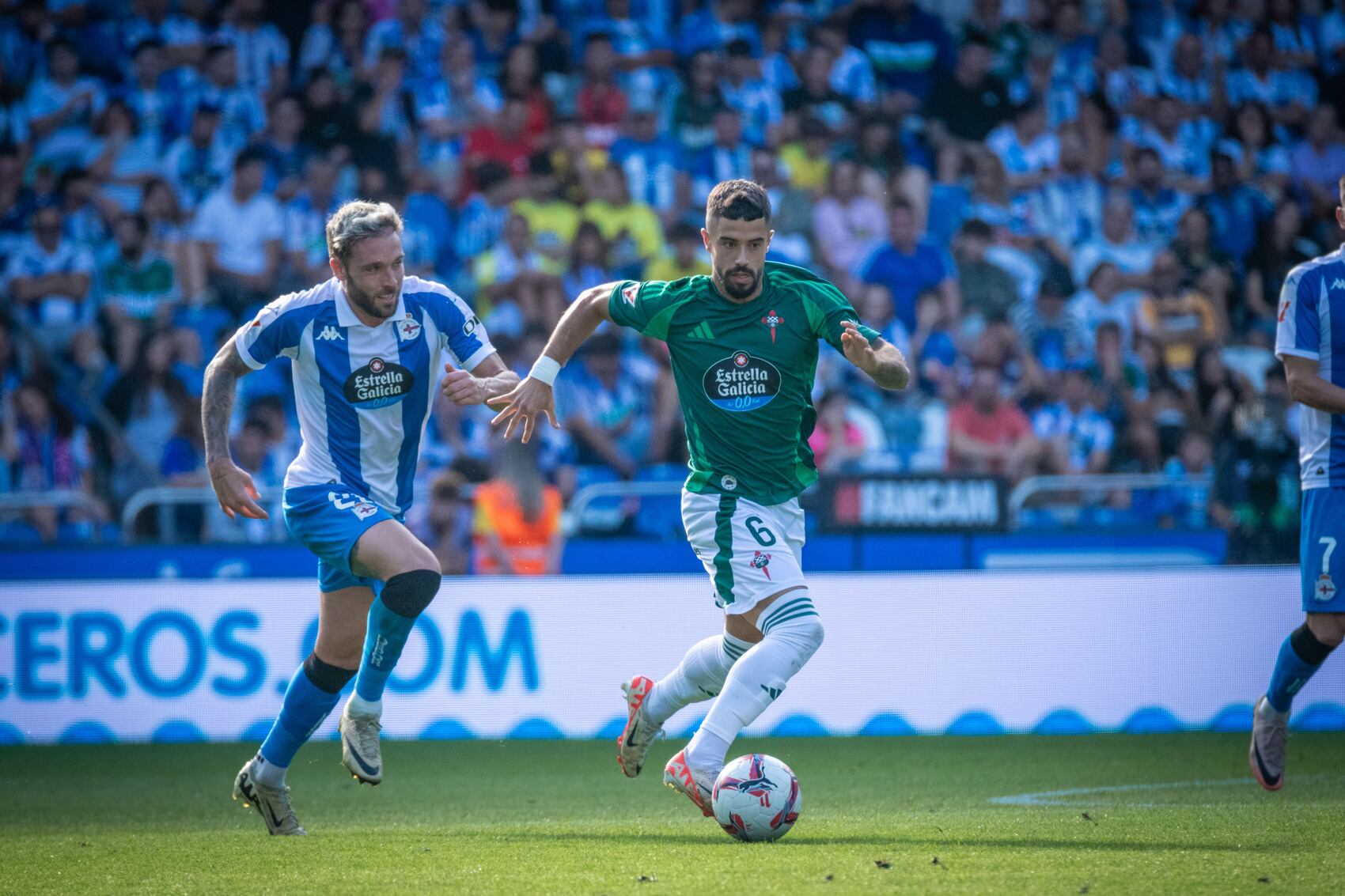 Álvaro Sanz conduce el esférico durante una jugada del Deportivo-Racing en Riazor (foto: Racing Club Ferrol)