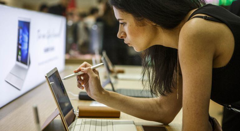 Una mujer pintando sobra una tablet durante IFA 2016.