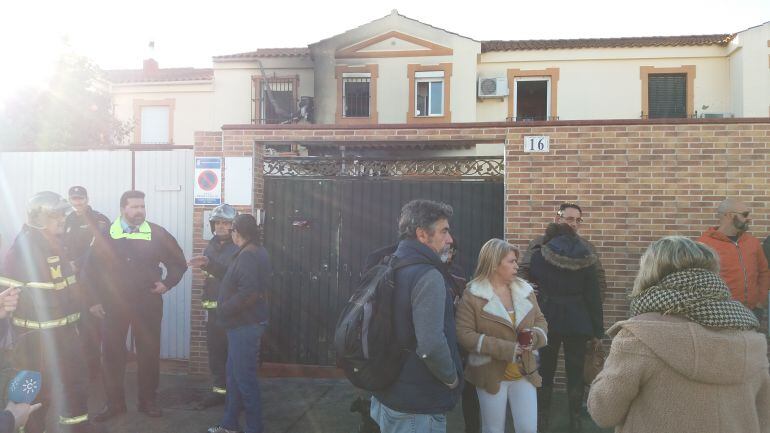 Imagen de la casa en la que se ha originado un incendio que ha acabado con la vida de un matrimonio y su hija de 18 años