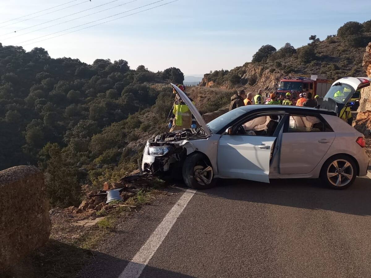 Los bomberos tienen que ayudar a una conductora que sufre un accidente en la carretera de Olvena
