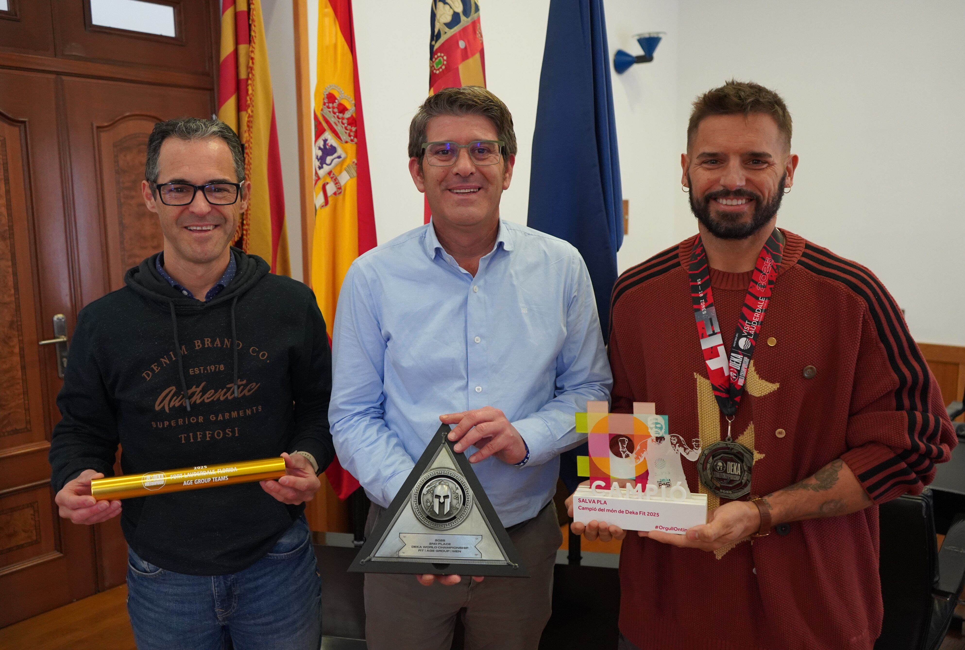 El alcalde de Ontinyent, Jorge Rodríguez, y el concejal de Deportes, Ferran Gandia, durante la recepción institucional al deportista Salva Pla en el Ayuntamiento