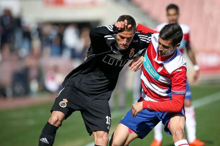 Zamorano intenta zafarse de un rival.