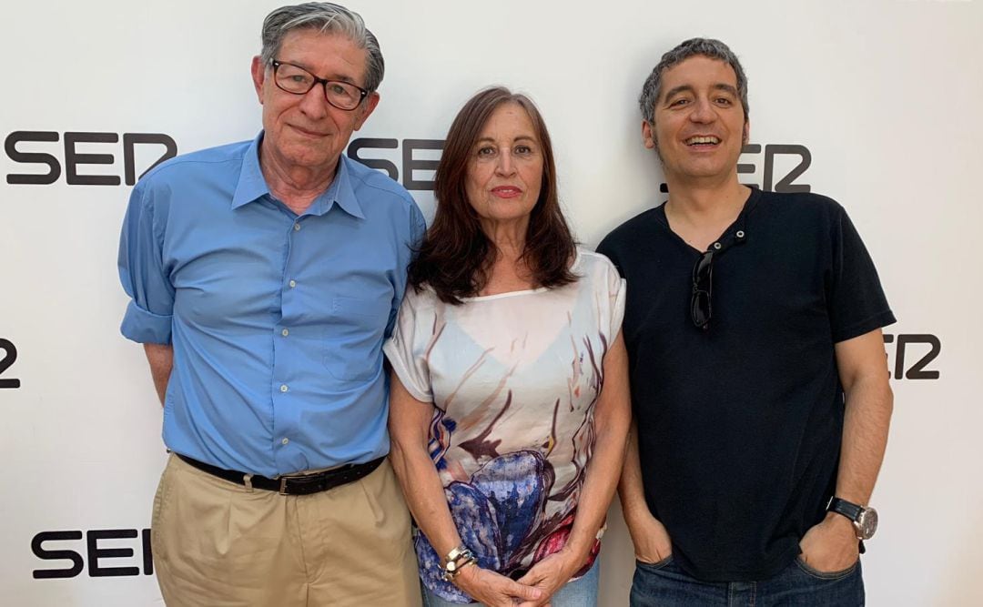 De izquierda a derecha: Esteban Egea (ex consejero de Cultura); Ana Radigales (ex periodista de TVE) y Pedro Alberto Cruz (ex consejero de Cultura). Los tres se dan cita cada lunes en el programa Hoy por hoy