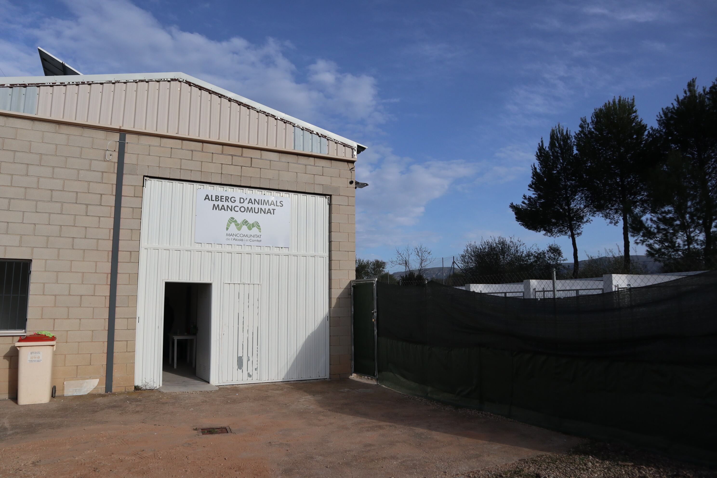 Entrada al Centre de Protecció Animal de la Mancomunitat de l&#039;Alcoià i el Comtat, situado en Muro.