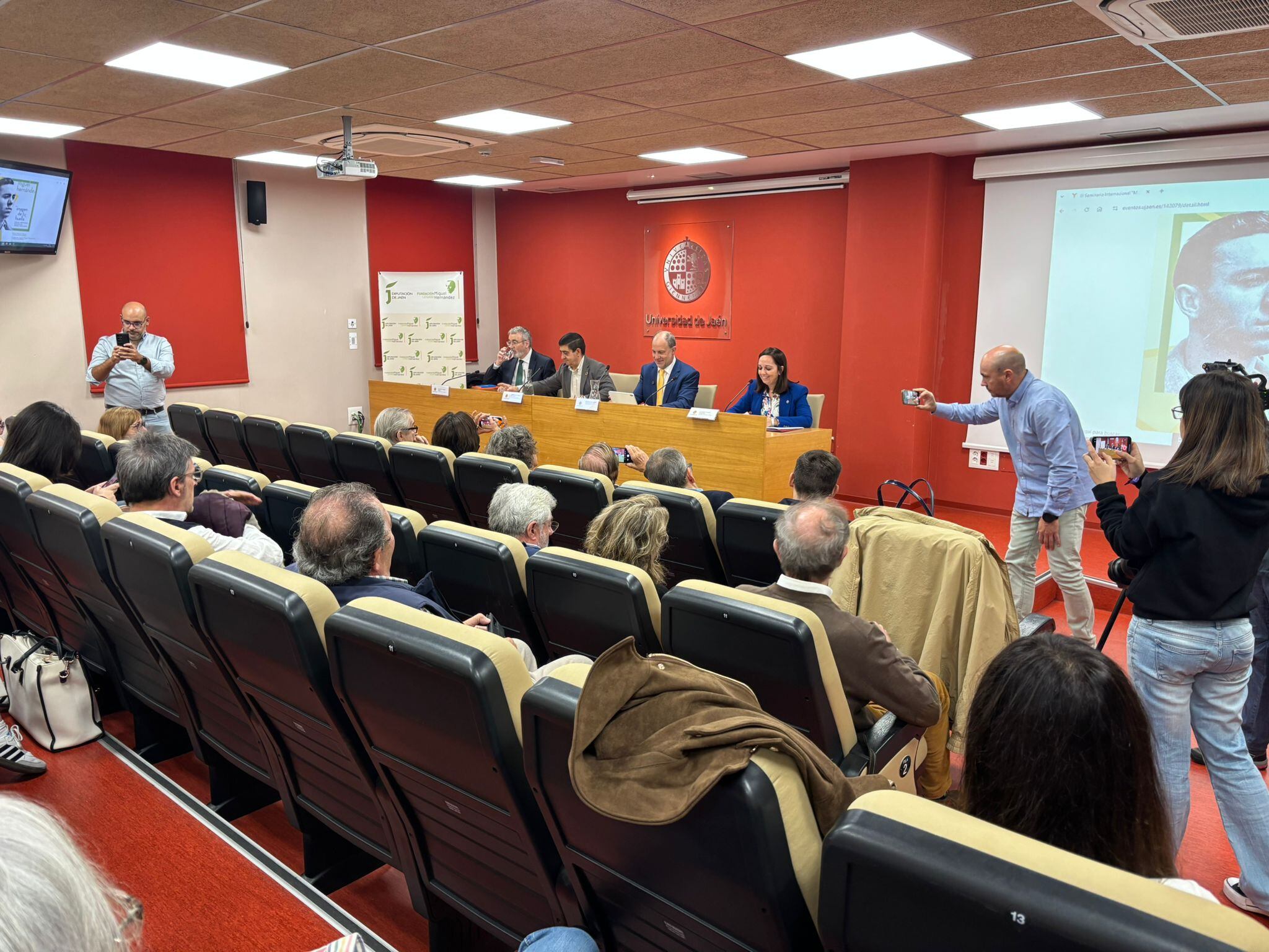 Rafael Alarcón, subdirector del foro sobre Miguel Hernández con el rector de la UJA, Nicolás Ruiz, el presidente de la Diputación de Jaén, Paco Reyes y la vicerrectora Marta Torres.