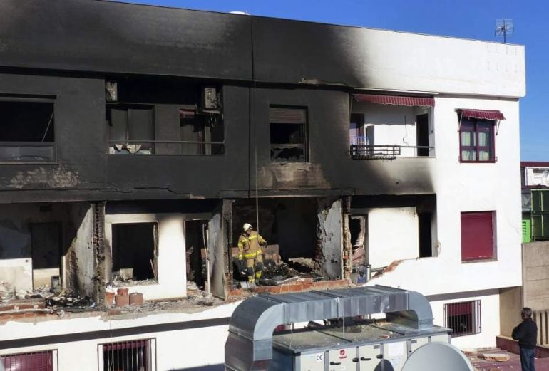 Estado en el que ha quedado el edificio de Cáceres afectado por la explosión y el posterior incendio.