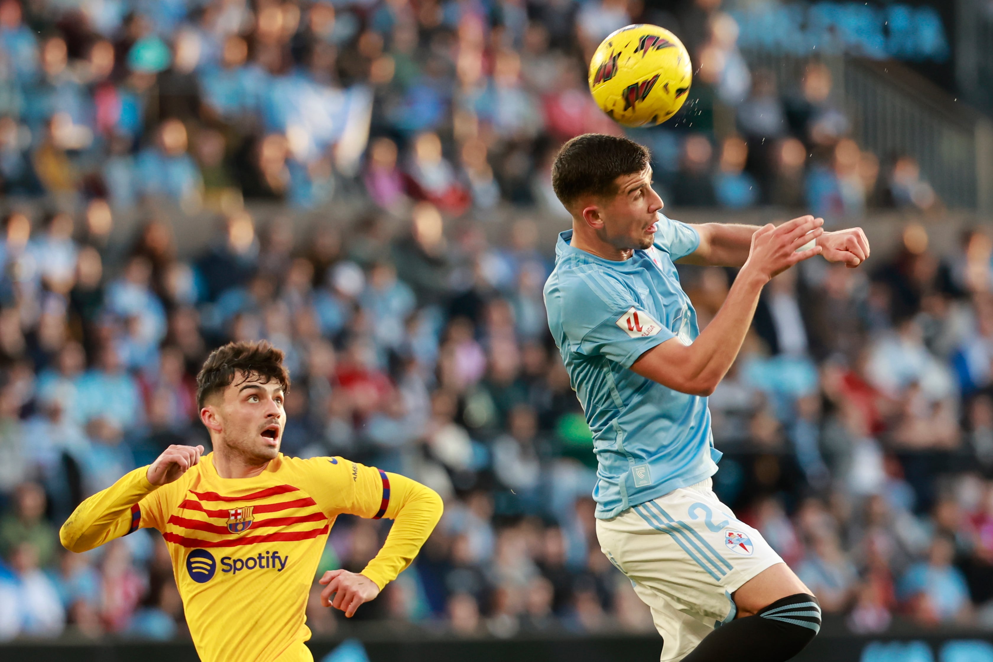 VIGO, 17/02/2024.-El defensa sueco del Celta de Vigo Carlos Domínguez  y el centrocampista del Barcelona Pedro González &quot;Pedri&quot;, durante el partido correspondiente a la jornada 25 de LaLiga EA Sports disputado entre el Celta de Vigo y el Barcelona en el estadio de Balaídos, este sábado en Vigo.- EFE/ Lavandeira jr