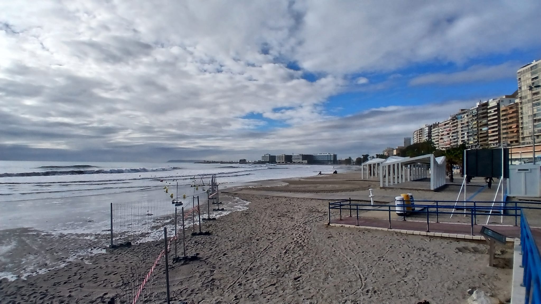 Parte de la playa del Postiguet vallada tras el paso de la borrasca Harry