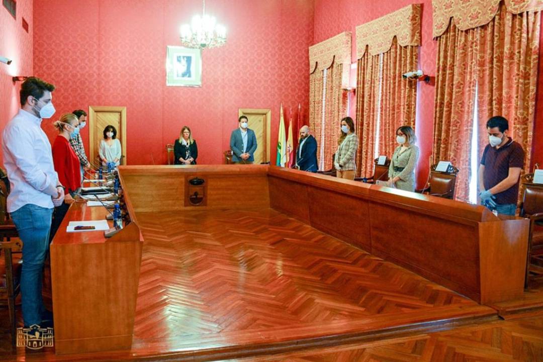 Imagen del Pleno Extraordinario durante el minuto de silencio por los fallecidos
