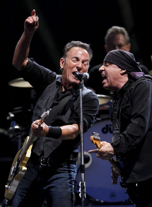 El cantante estadounidense Bruce Springsteen y el guitarrista Steven Van Zandt en un momento de su actuación en el concierto