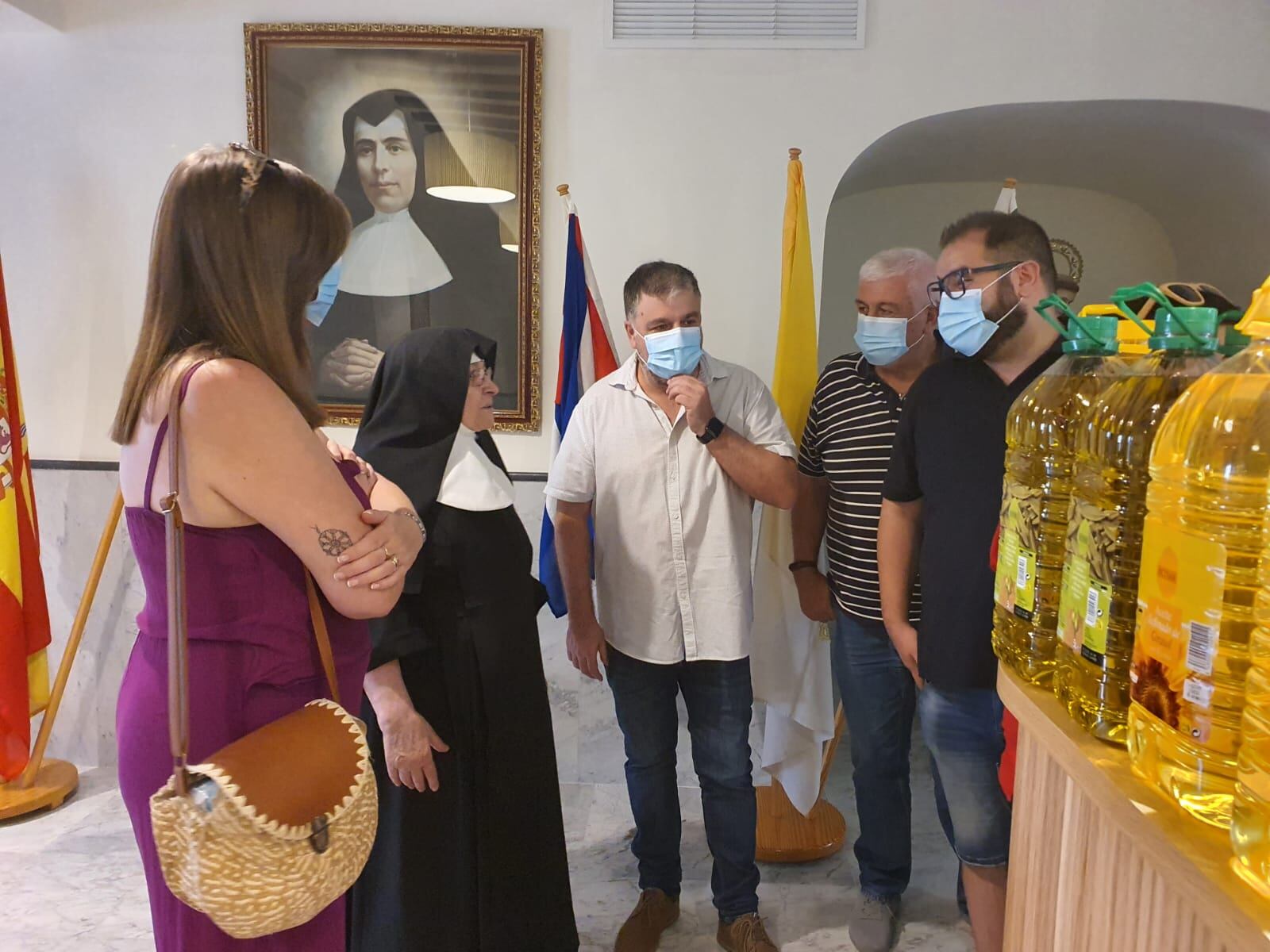 Momento de la visita al Asilo de Villena