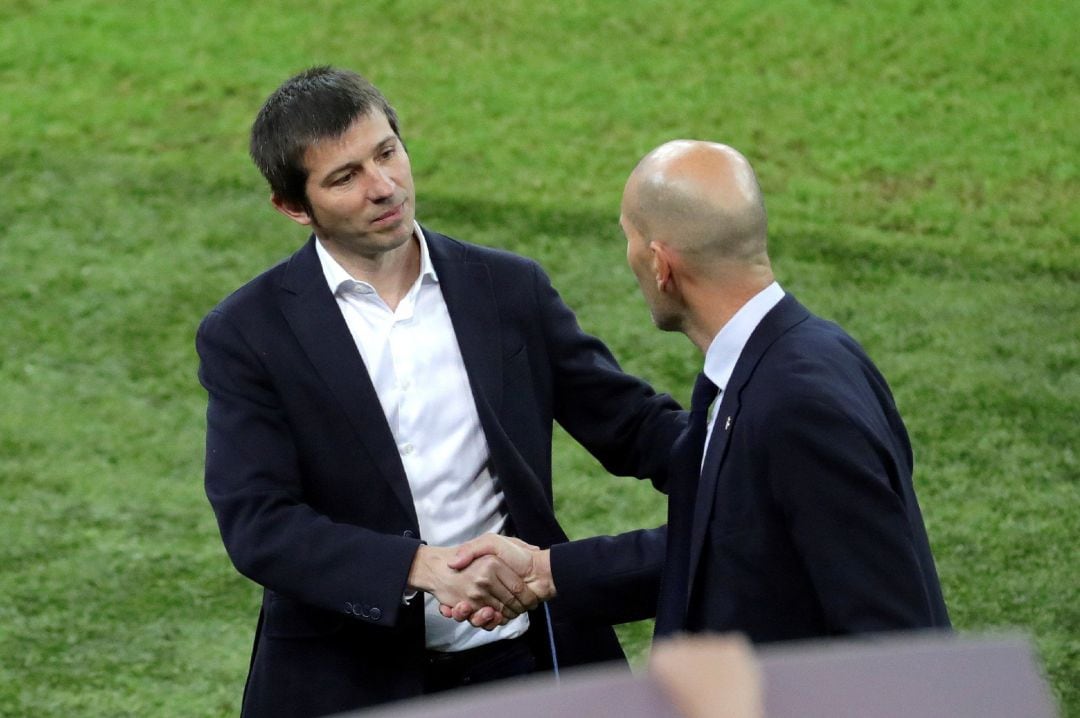 GRAF9258. YEDA (ARABIA SAUDÍ), 08012020.- El entrenador del Real Madrid, Zinedine Zidane (d), saluda a su homólogo del Valencia CF, Albert Celades, al término del partido entre ambos equipos correspondiente a la primera semifinal de la Supercopa de España de fútbol, en el que el Real Madrid se ha impuesto 1-3, este miércoles en el estadio Rey Abdullah de la ciudad saudí de Yeda. EFE Juanjo Martín