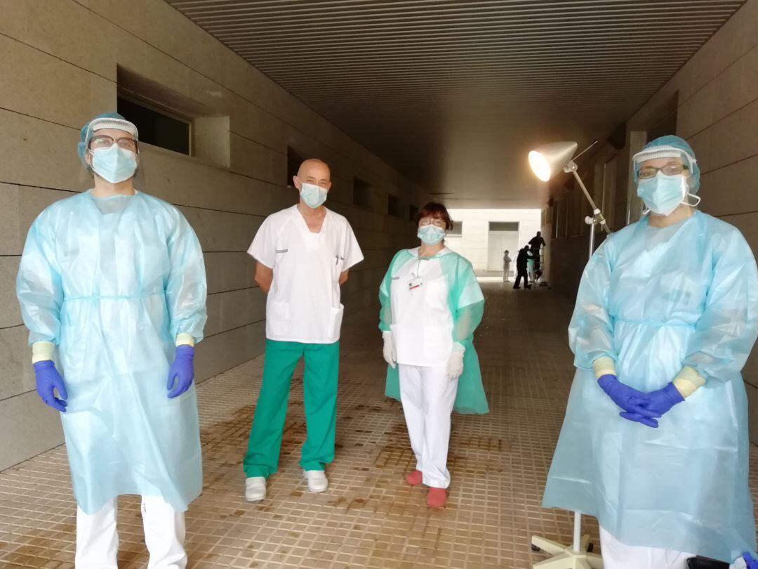 Imagen de personal sanitario en un punto de vacunación.