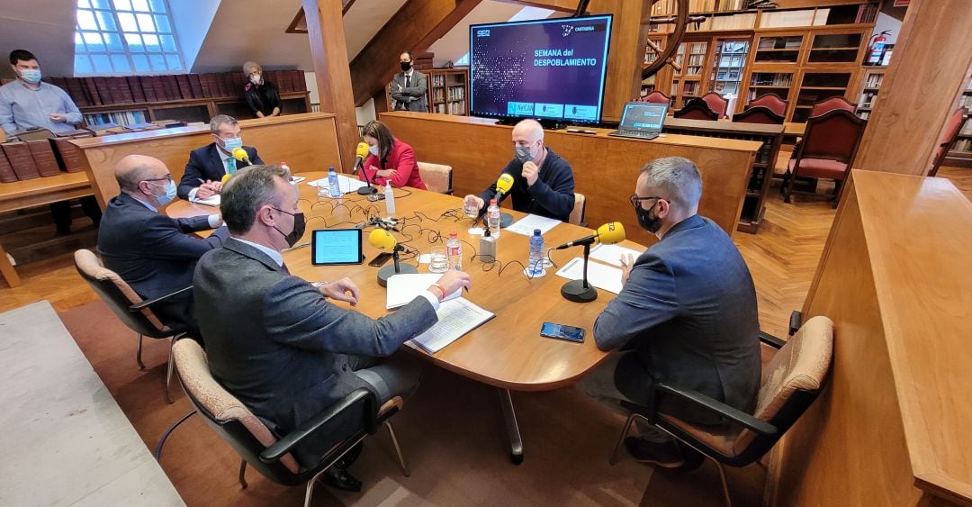 Participantes en el coloquio sobre el despoblamiento en Cantabria desarrollado en la Cámara de Comercio de Cantabria 