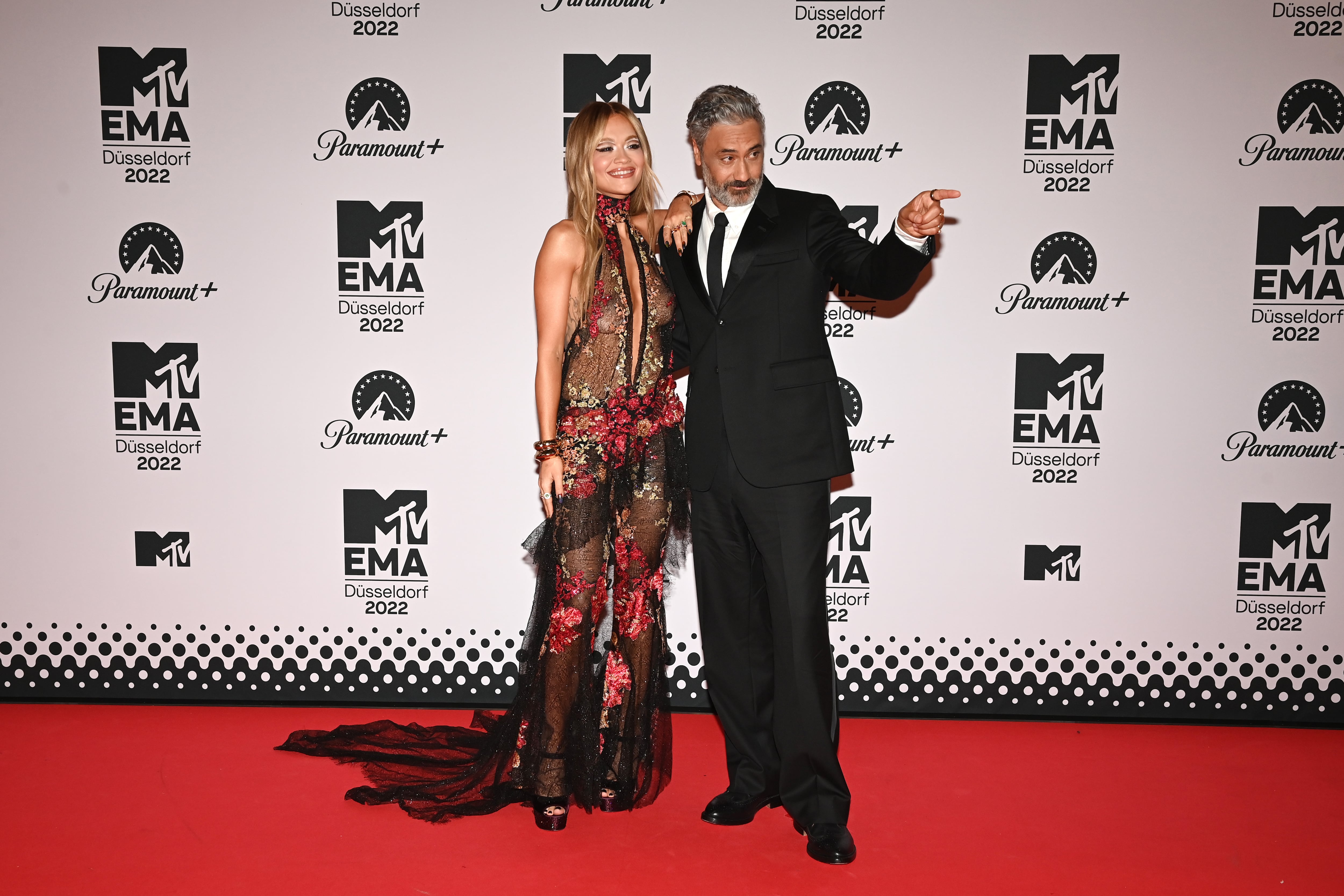 Rita Ora y Taika Waititi en la alfrombra roja de los the MTV Europe Music Awards 2022