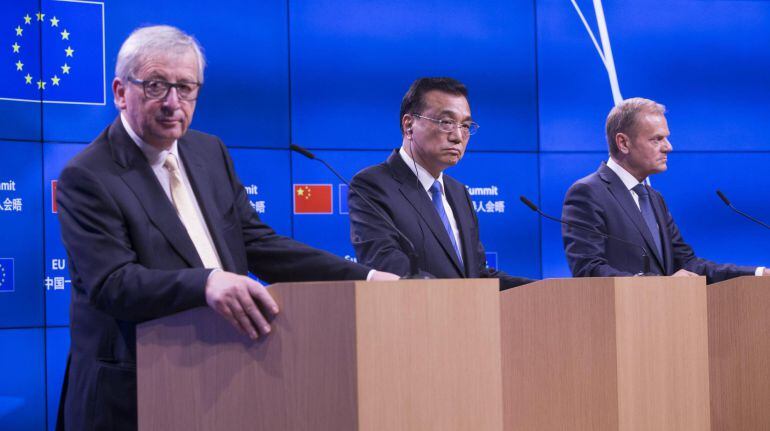 El presidente de la Comisión Europea, Jean-Claude Juncker (i), el primer ministro chino, Li Keqiang (c) y el presidente del Consejo Europeo, Donald Tusk (d), durante la rueda de prensa conjunta