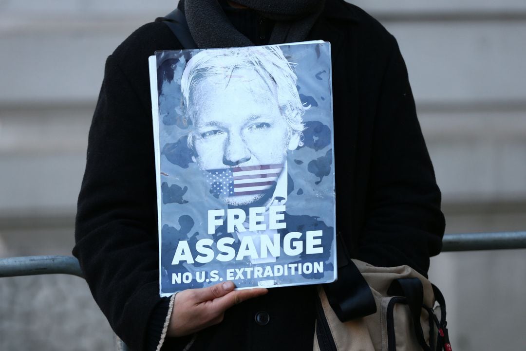 Una pancarta que reclama la libertad de Julian Assange