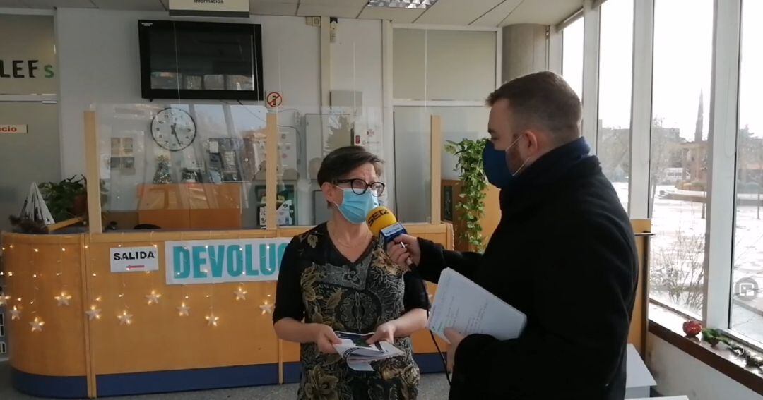 A pie de calle desde la biblioteca central de Móstoles 