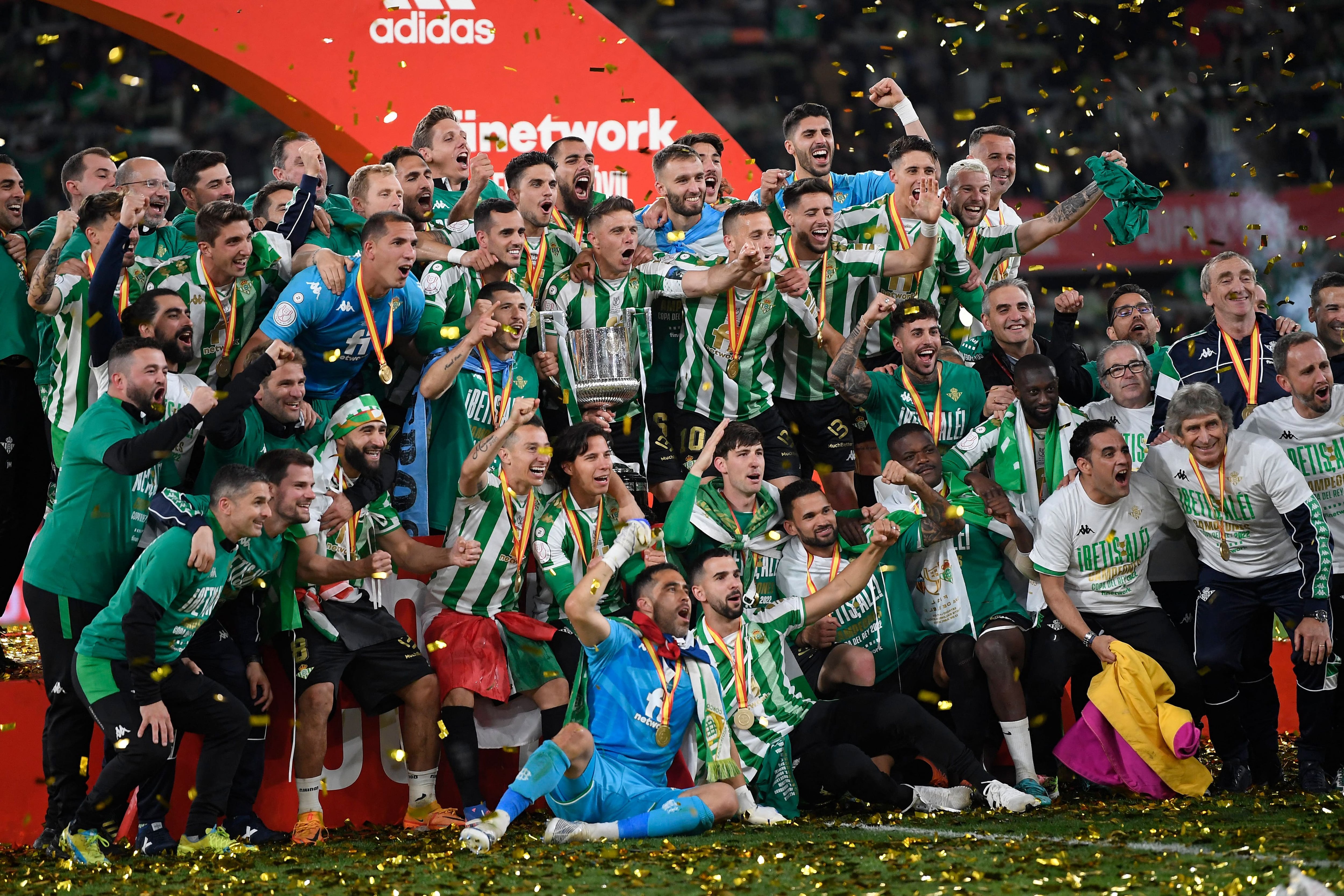 Los jugadores del Real Betis celebrando su tercera Copa del Rey