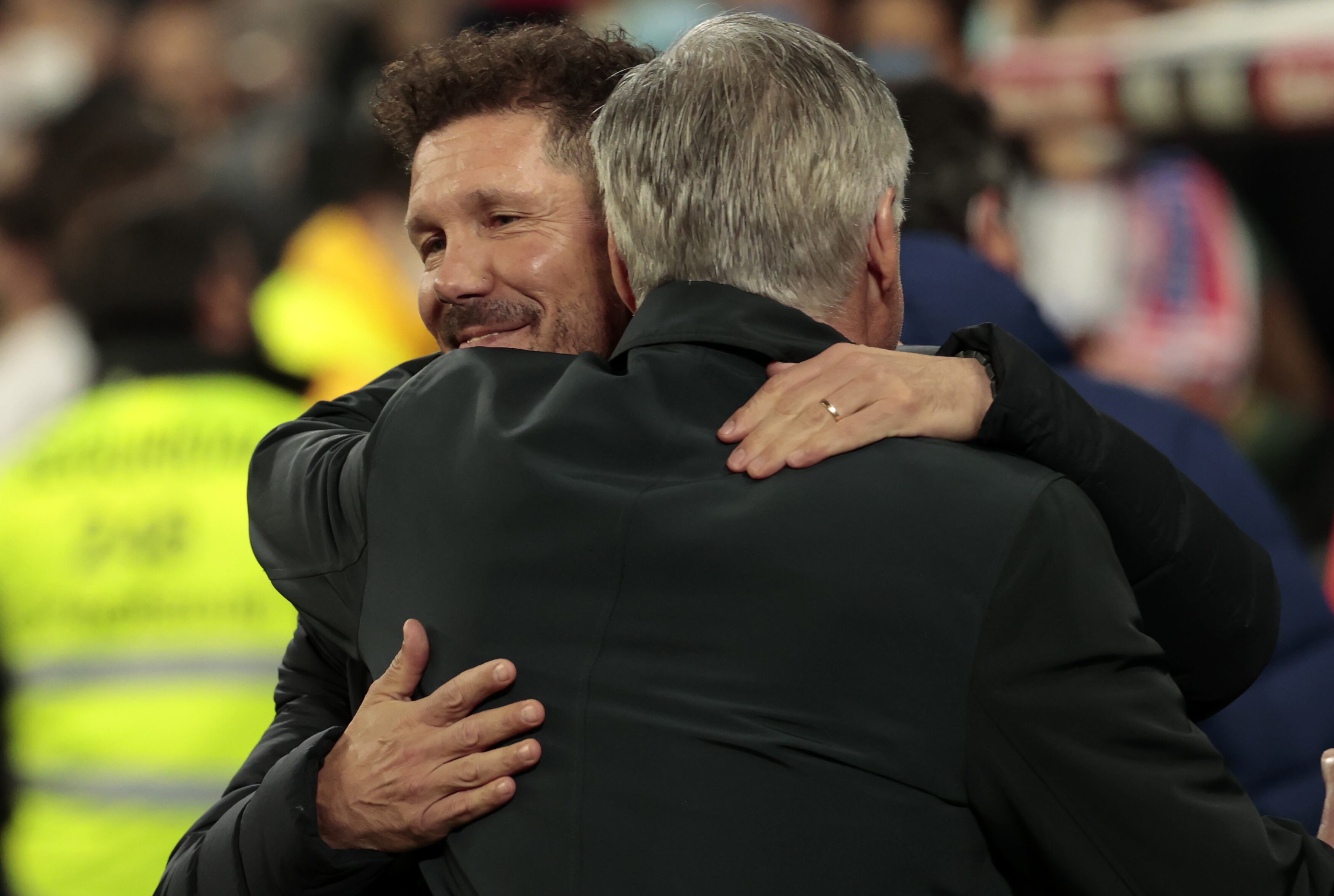 Simeone y Ancelotti se abrazan antes del partido de la primera vuelta en el Santiago Bernabéu, el pasado mes de diciembre.