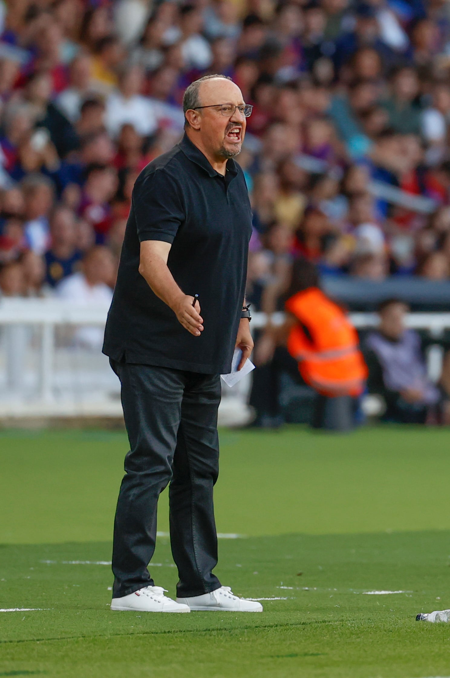 BARCELONA , 23/09/2023.- El técnico del Celta de Vigo Rafa Benítez da instrucciones a sus jugadores durante el encuentro de la jornada 6 de LaLiga entre FC Barcelona y RC Celta de Vigo, este sábado en el Estadio Olímpico de Montjuic, en Barcelona. EFE/ Toni Albir
