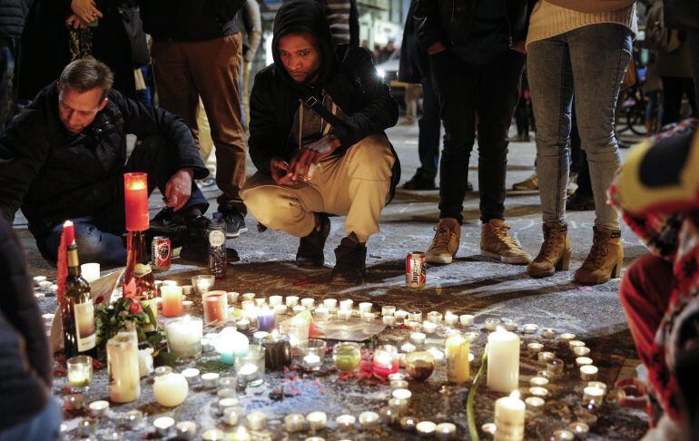 Un grupo de personas se reúne durante una vigilia en homenaje a las víctimas de los atentados terroristas