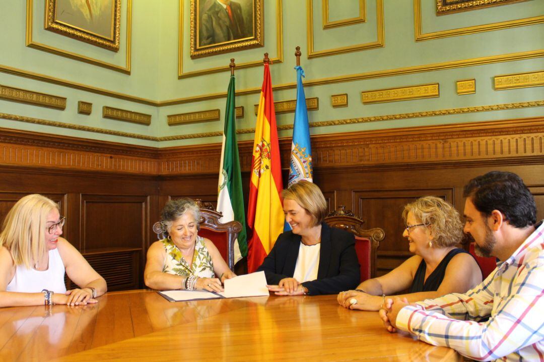 La alcaldesa de Motril, Luisa García Chamorro, firma convenio de colaboración con los vecinos de la zona Norte para construir un nuevo centro cívico