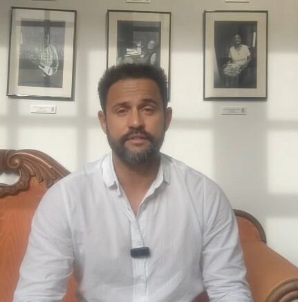 El concejal Alejandro Ramírez (PP) anunciando su pase al Grupo Mixto.