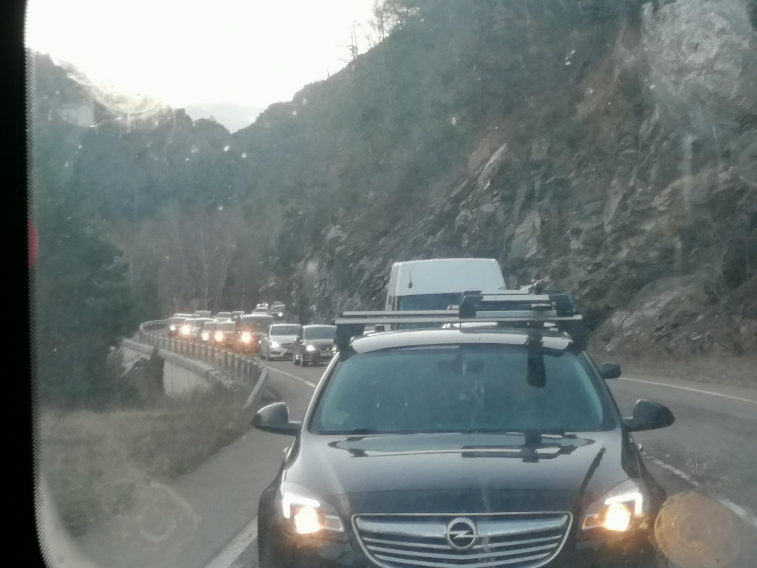 Atascos en las carreteras de camino al Pirineo